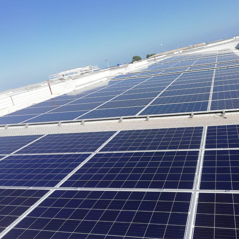 Komplettes 100-kW-Solarsystem am Netz für Gewerbegebäude
