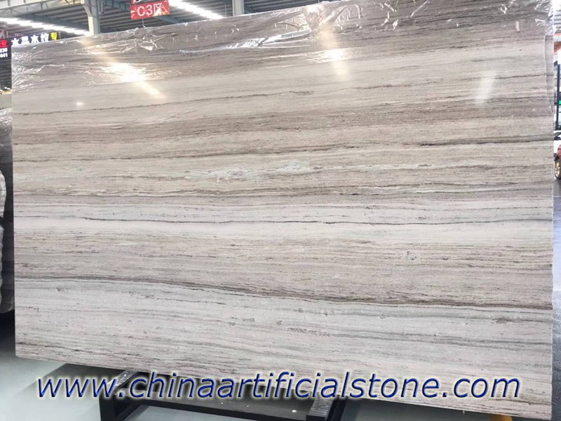 Kristallweiße Serpeggiante-Marmorplatten mit Holzadermaserung
