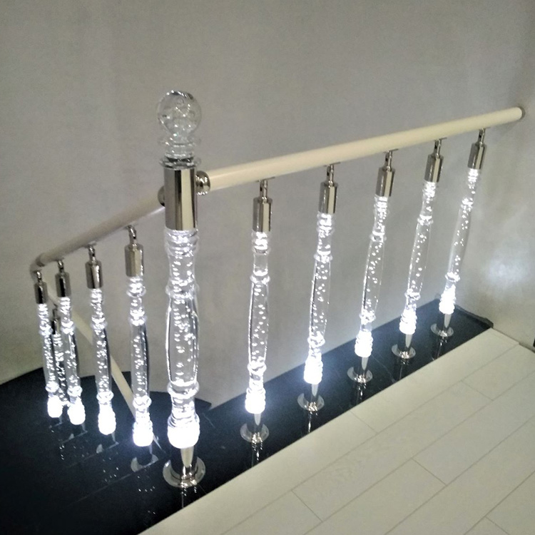 Treppengeländer aus Acryl mit LED-Beleuchtung
