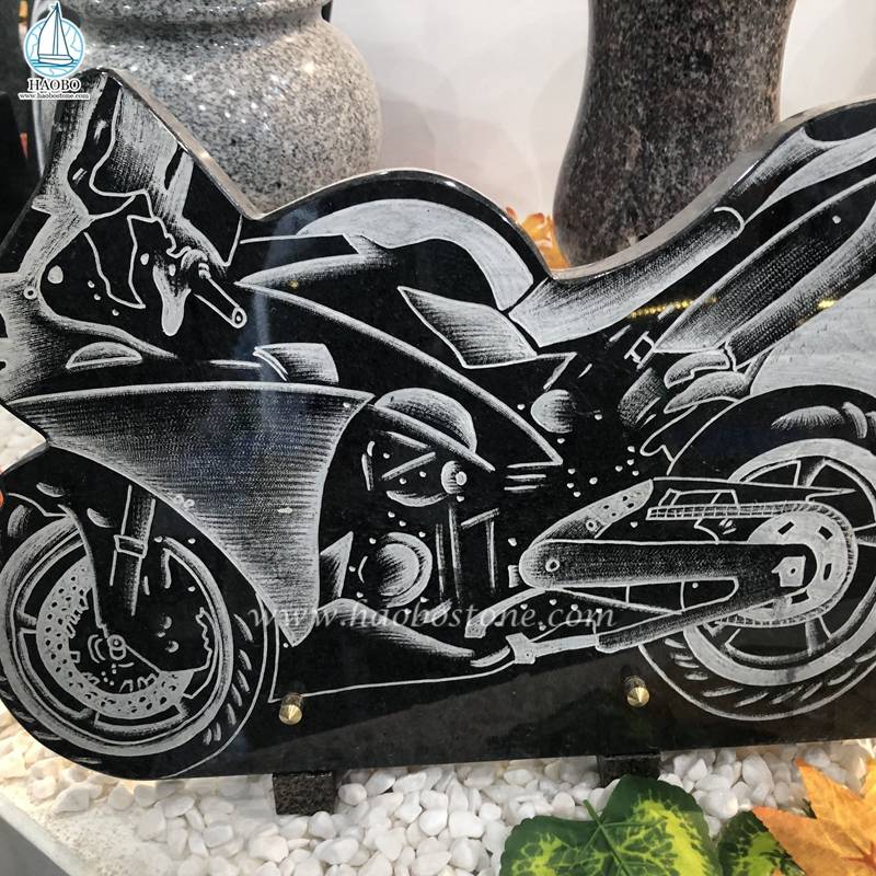 Gedenktafel aus schwarzem Granit mit Motorradätzung
