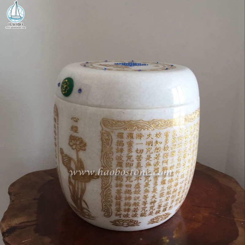 Geschnitzte Urne im asiatischen Stil aus Jadestein für die Einäscherung
