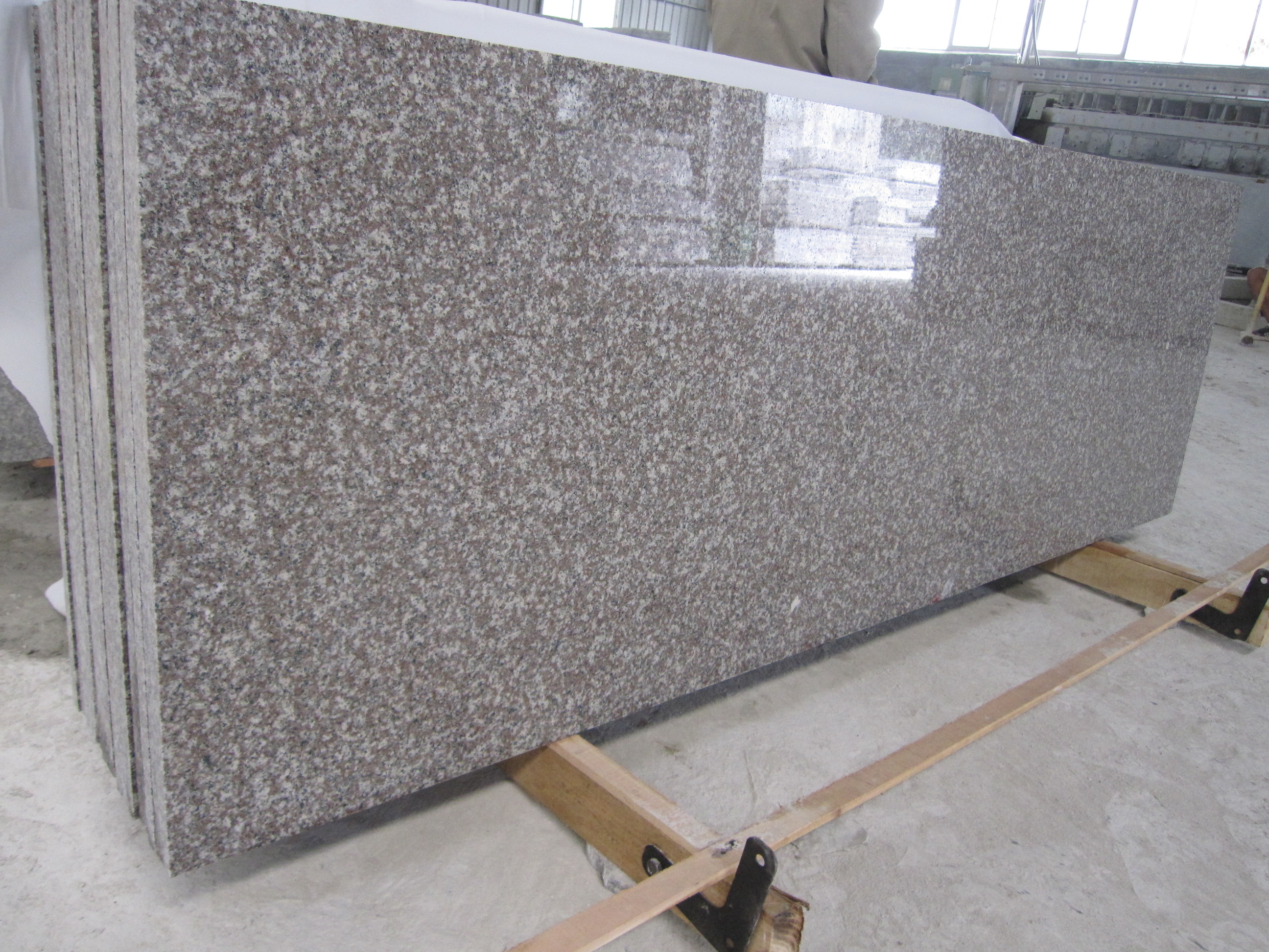 Chinesische G664 neblige braune polierte Granitplatten
