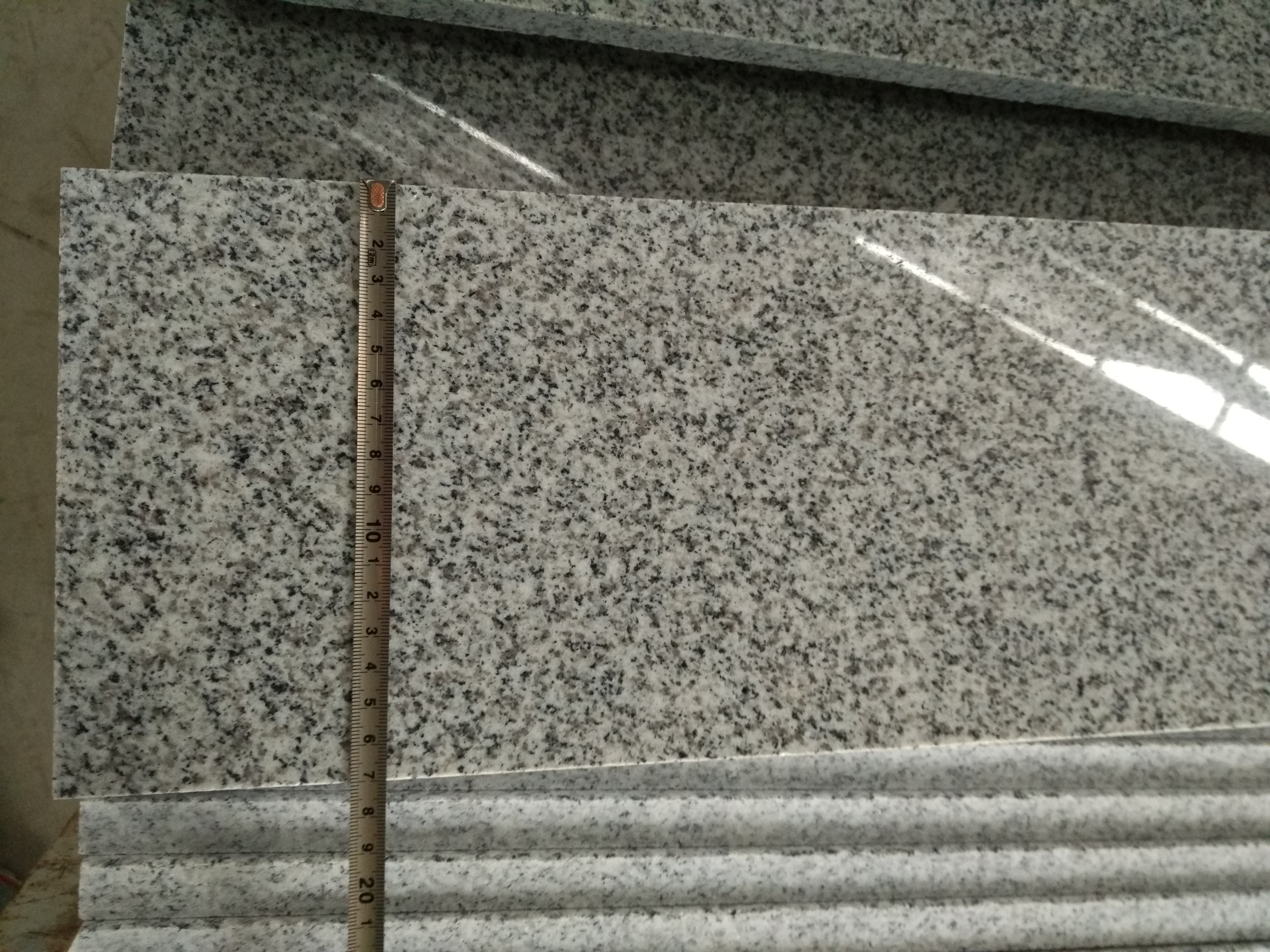 Polierte Treppe und Setzstufen aus Granit G603
