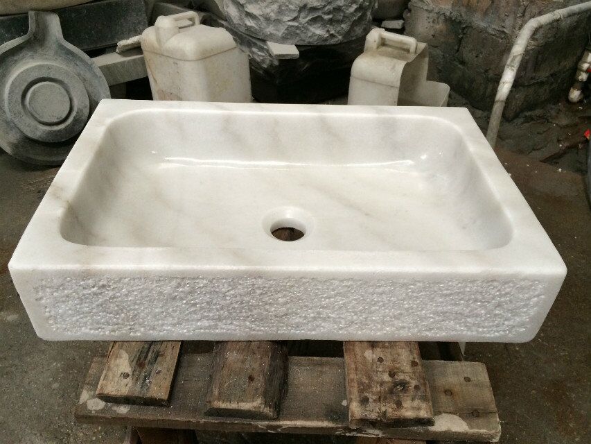 Waschbecken aus weißem Marmor in quadratischer Form
