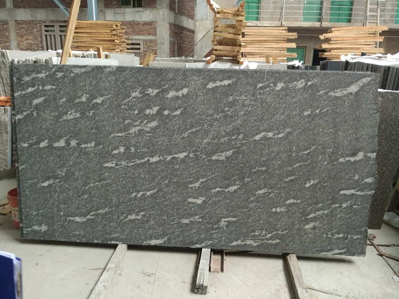 Schneegraue Granitplatten in individueller Größe grauer Granit
