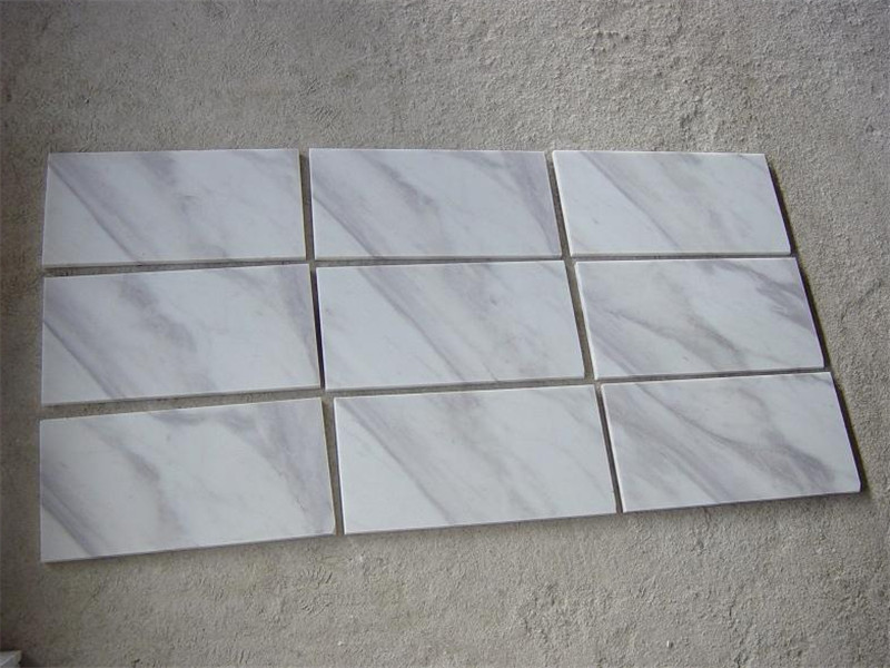 weiße Volakas-Marmorplatten
