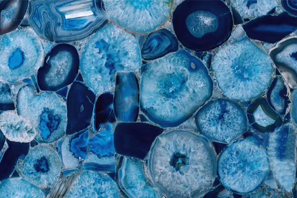 Halbedelstein aus blauem Achat