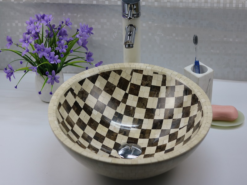 Waschbecken und Waschbecken aus Marmormosaik in runder Form
