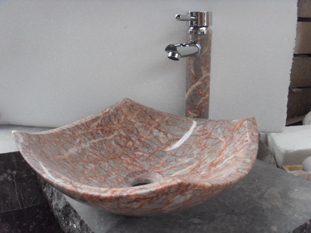 Waschbecken und Waschbecken aus rosarotem Marmor für das Badezimmer
