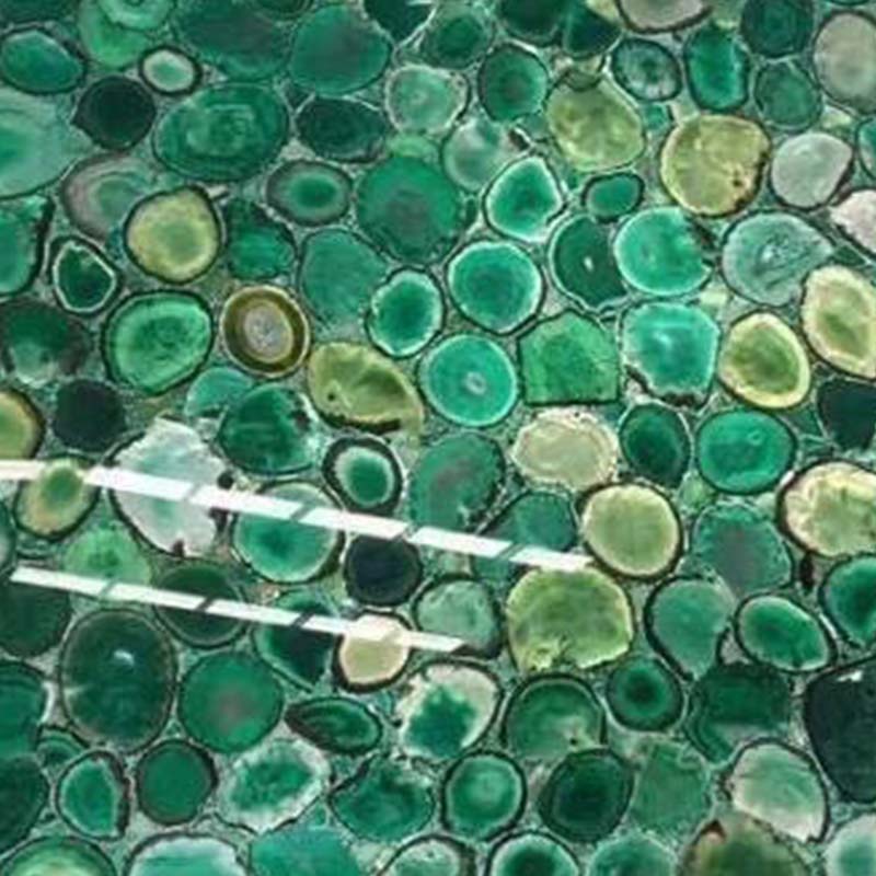 Grüne Achatplatte, die mit Glasfliesen zusammengesetzt ist
