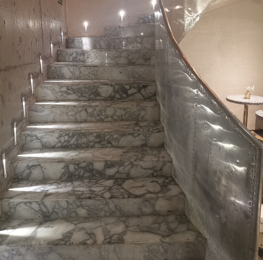 Treppe aus weißem Marmor