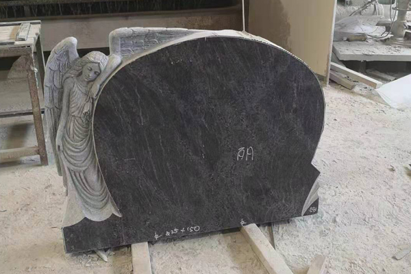 Granitdenkmal mit Engelsdesign