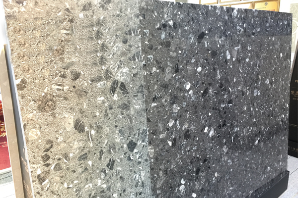 Grauer Marmorplattengrundstein