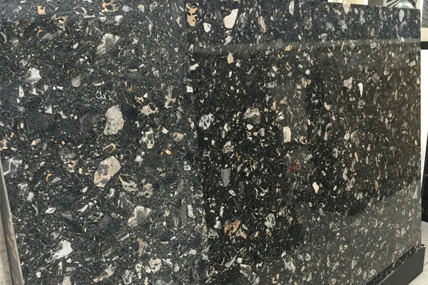 Große Marmorplatte in schwarzer Farbe
