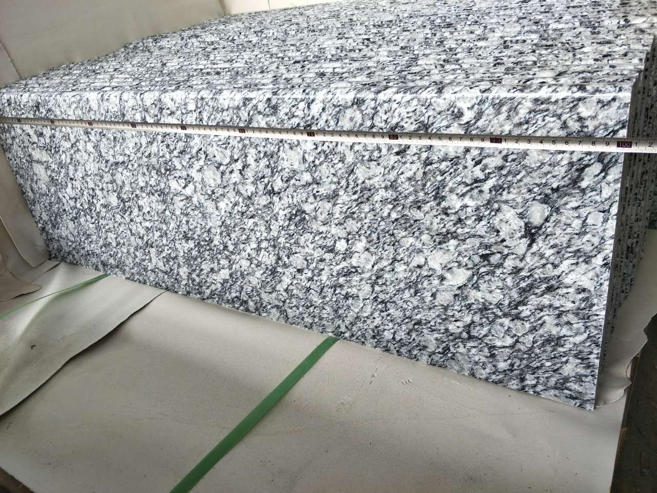 Treppe aus weißem Granit mit Wellen aus Granit
