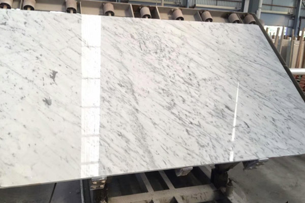 Platte aus italienischem Carrara-Marmor