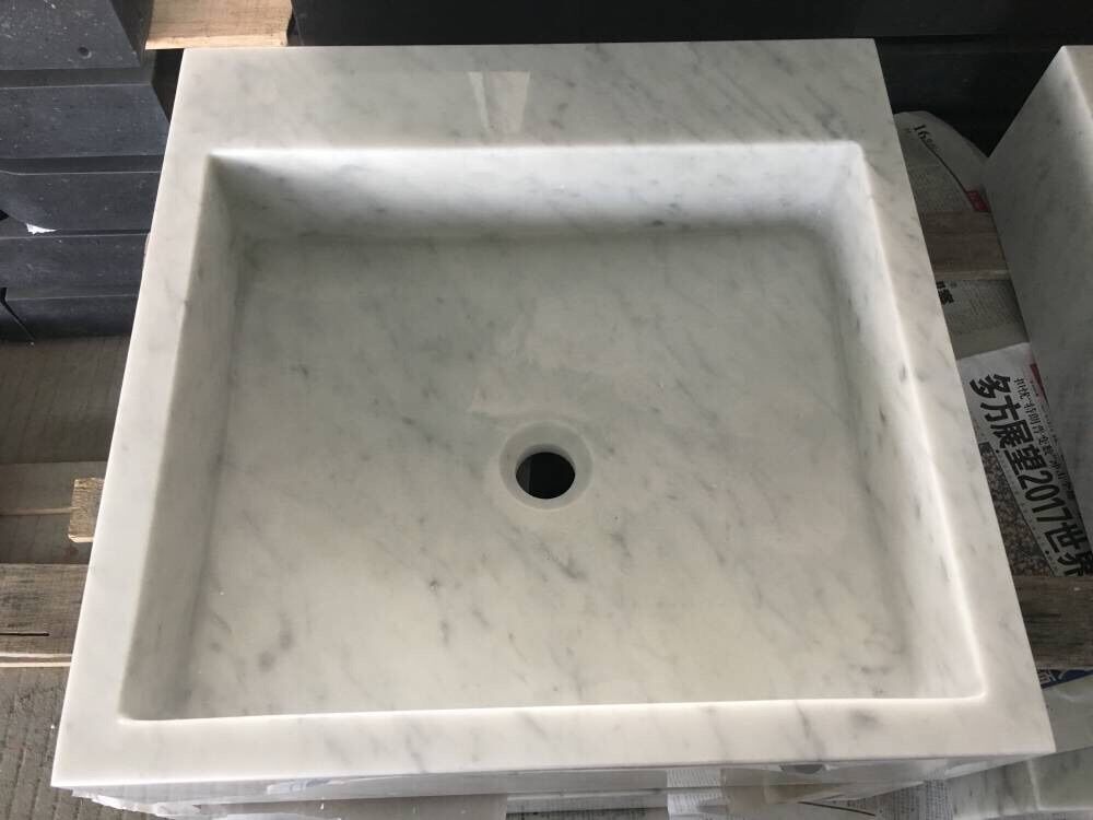 Quadratisches Waschbecken aus weißem Carrara-Marmor
