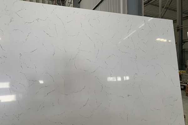 Quarzplatte mit grauer Ader und weißer Oberfläche