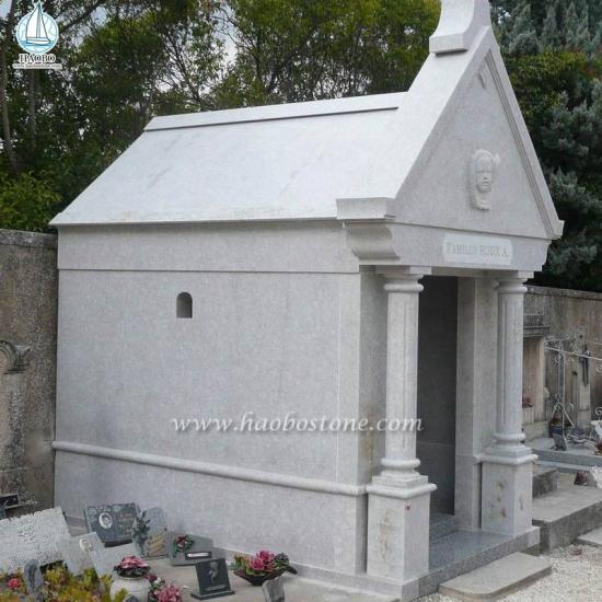 Graues Granitkreuz geschnitztes Familienmausoleum für die Einäscherung

