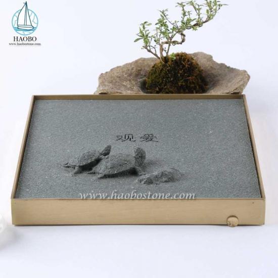 Quadratisches Teetablett aus grauem Granit im Original-Design mit Schildkrötenschnitzerei
